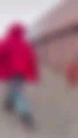 Nachdem ich bei sonnenuntergang ein paar kostenlose jacken für ein paar landstreicher an einer unterbrücke aufgehängt hatte, ging ich in die nähe einer autobahn in der nähe und begann, meine hosen auszuziehen und mein hauchdünnes oberteil hochzuziehen. Da ich diese große rote jacke trug .