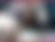 Tanze die ganze nacht barfuß in meinem blauen netzstrumpf. Zeige mit meinem spiegel, wie dreckig sie sind. Viele verschiedene ansichten. Es erregt mich, wie dreckig sie sind, und fange an, mich selbst mit den fingern zu ficken – höschenknebel.