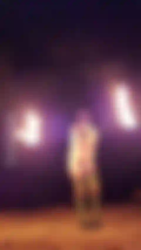 Drehe zum ersten mal nackt feuer.