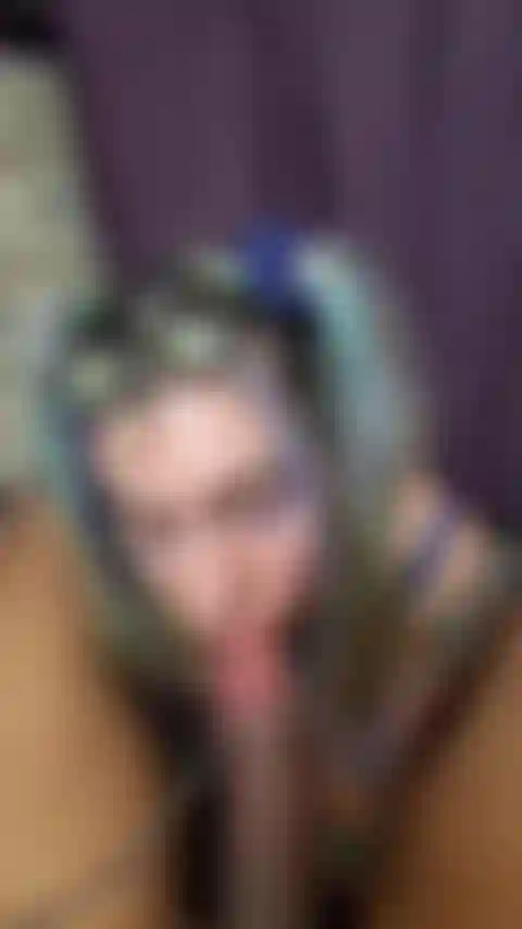 Mmm, ich war so hungrig nach schwänzen, dass ich endlich mit einem riesigen 7 1/2 gesegnet wurde; ich sabbere und würge daran... Bis er mich nimmt und auf das bett legt... Ich werde dich noch härter necken.