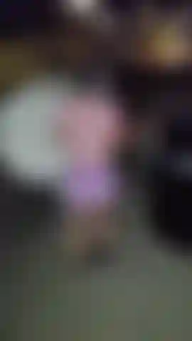 Habe den müll für meine freundin rausgebracht und nie wieder. Am ende schnitt sie mir das höschen und den rock ab, rannte damit davon und ließ mich allein und bodenlos in der öffentlichkeit zurück! Ich versuche, nicht erwischt zu werden, viele knappe chancen!!!