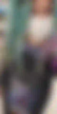 Ich bücke mich und zeige mein durchsichtiges kleid, während ich es hochziehe, meinen slip herausnehme und dann meine titten zeige.<3.