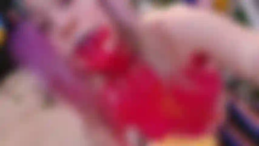 Wollte auf einigen leinwänden malen, bis ich schließlich zur leinwand wurde. Spucke tropft aus meinem mund, mit roter, gelber farbe auf meinem ganzen gesicht, mund, meiner zunge und meinen brüsten.