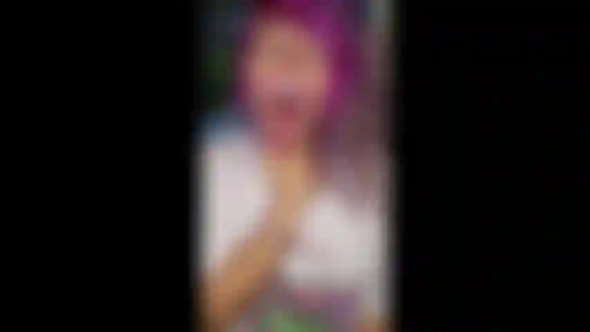 Super nahaufnahme vom schlucken einiger geiler gummibärchen. Giantness vore/ mundfetisch/ zungenfetisch/ orale fixierung (bevor mir die zunge gespalten wurde).