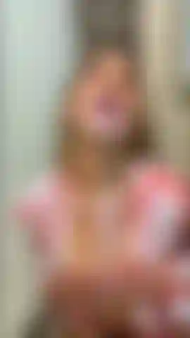 Eine süße blondine, bedeckt mit milch!