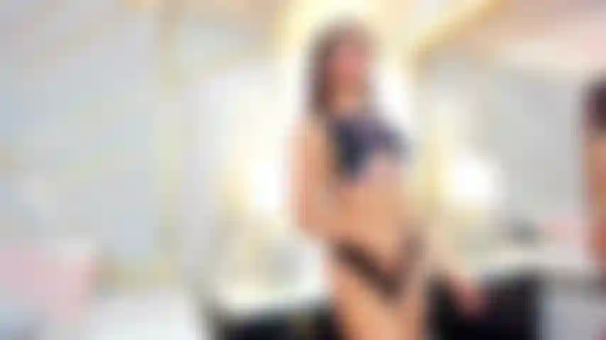 Eine sexy cheerleaderin, die dir einen feuchten und tiefen blowjob gibt.