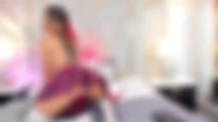 Eine freche studentin reibt ihre enge rosa muschi.