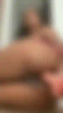 Bubble-butt-ebony nimmt weißen schwanz in ihren arsch.