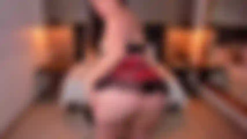 Dehne mein arschloch mit einem dildo im doggy-style 🍑.
