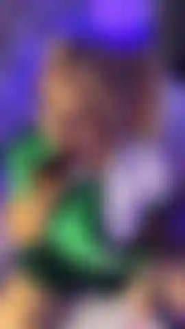 Die einen cremigen donut leckt.