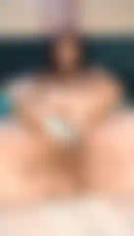Asiatische bbw bringt ihre cremige muschi mit ihrem dildo und wand zum squirten.