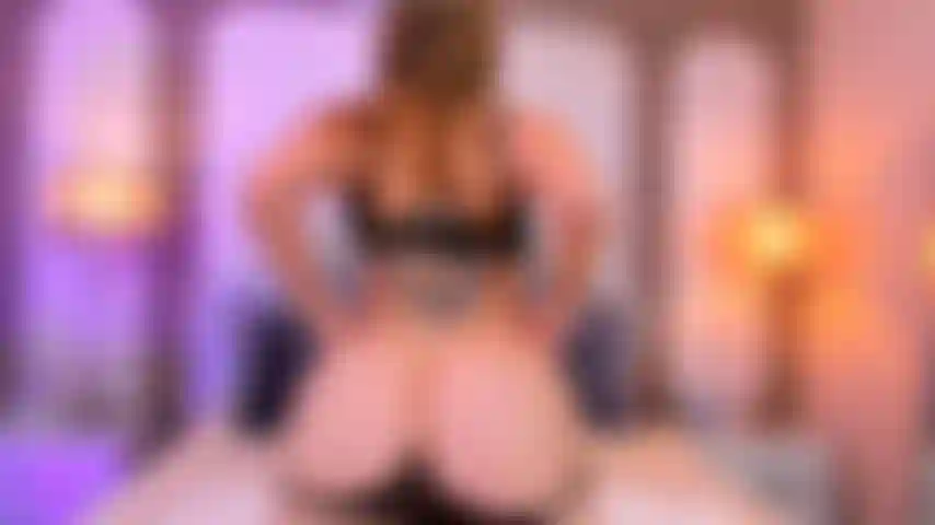 Die auf ihrem oberkörper reitet und mit ihrem hintern darauf hüpft.