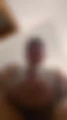 Ich hatte zwei möglichkeiten // bis zur nacht warten, um zu masturbieren // oder es mit meinem mitbewohner neben mir zu tun, und ich konnte es einfach nicht aushalten, leute. Ich musste masturbieren haha.