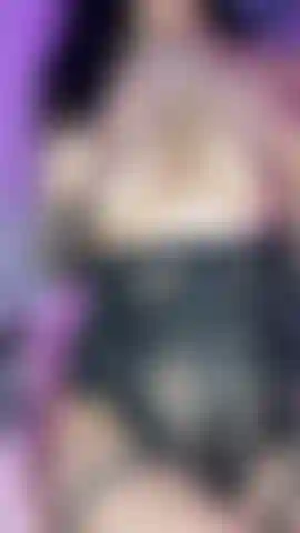 Ich ficke meinen dildo, während ich schmutzig mit dir rede.