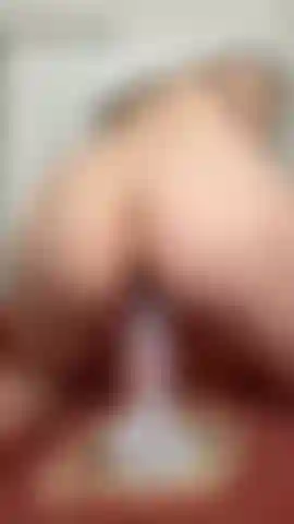 Arsch hüpfendes dildo-ritt-video.