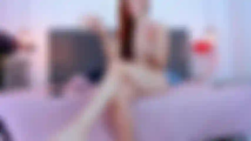 Klammern an meinen brustwarzen und eine erotische massage auf meinem nackten körper.