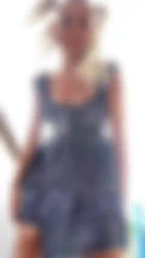 Schau von draußen unter das kleid.