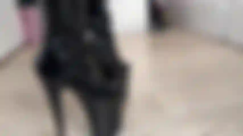 Ein maskiertes mädchen in latex mit stiefeln.