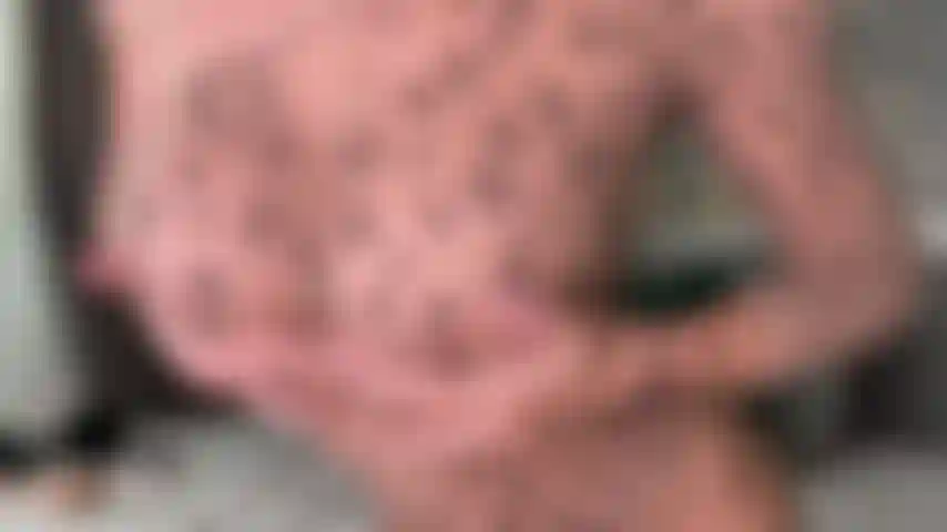 Kitty spielt mit ihrer muschi und ihrem dildo deep troath! Frohes halloween.