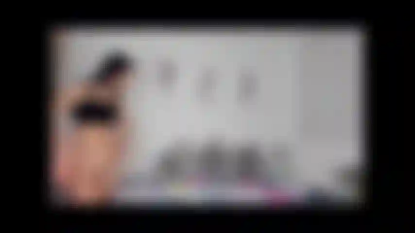 Schau mir zu, wie ich meine sexy tangas anprobiere, dann ficke ich meine kleine muschi für dich.