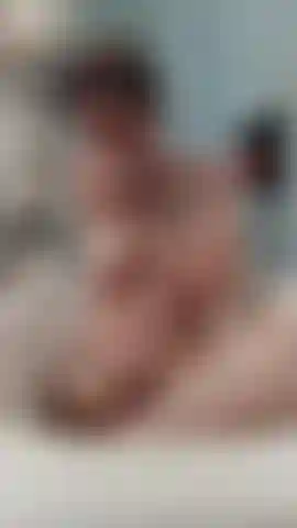 Masturbiere in der badewanne mit einem dildo und spiele extrem lange und explizit mit stümpfen.