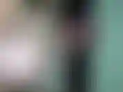 Masturbiere mit einem lila dildo.