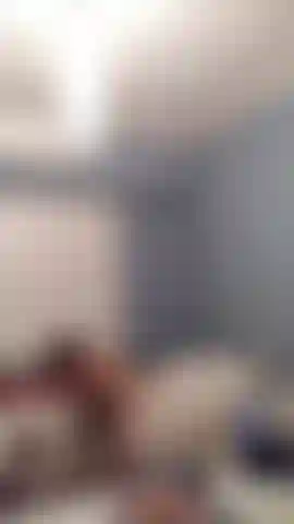 Trage eine ästhetische beinprothese.