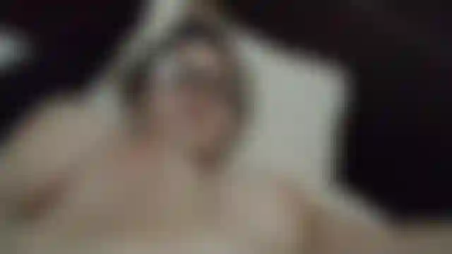 Hüpfenden brüsten.