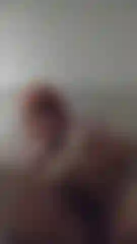 Eine amputierte, die schweigend masturbiert.