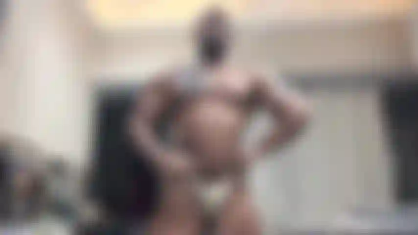 Nice hot great Flex muscles vídeo with gold posing Trunks
