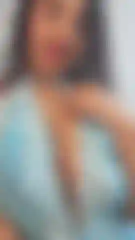 Ich spiele mit meinen titten und bedecke sie mit speichel.