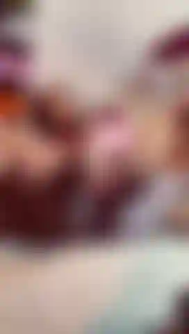 Ein saftiger teaser, der in diese cremige fotze hinein- und herauspumpt.