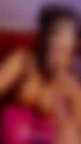 Sieh zu, wie asami ihre muschi und ihren hals fickt.