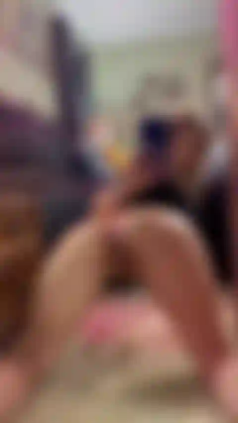 Vornüber gebeugt, eingeölt und mit einem buttplug ausgestattet.