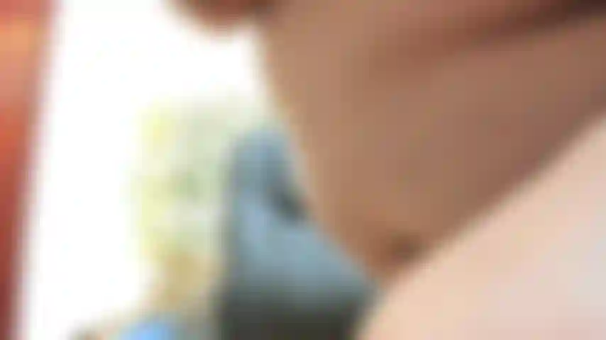 Die ihren arsch fickt und ihre muschi ganz, ganz genau sieht.