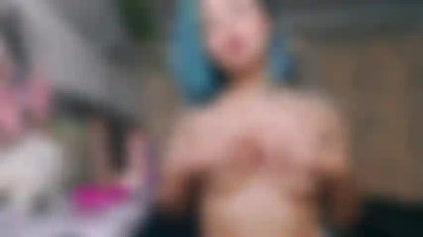 Boobies wertschätzung! Massage mit saftigem öl auf den titten.