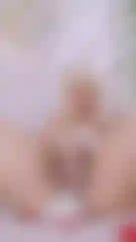 Ein freches häschen, das für dich mit ihrer muschi spielt!!