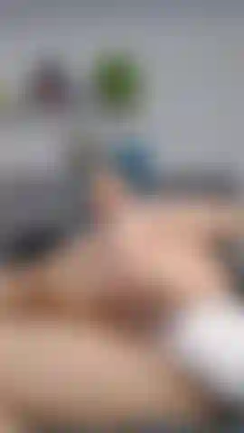 Die den dildo in meine nasse fotze mit schwanzplug schlägt.