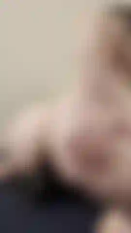 Realistischer großer analdildo für eine minute.