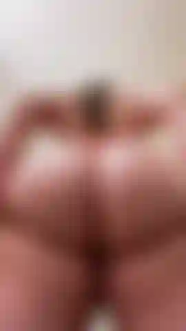 Und wackele anderthalb minuten lang im orangefarbenen tanga.