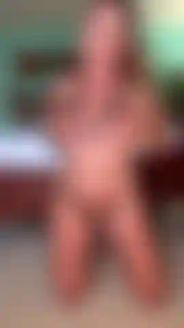 In einem kleinen durchsichtigen bikini beginne ich, meinen dildo zu benutzen, um mich zum orgasmus zu bringen, und reite von vorne und hinten darauf auf und ab, damit du alle besten aussichten bekommst.