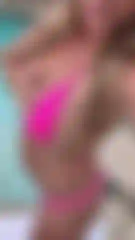 New pink bikini poolside and I bring my magical dildo out to make myself cum 😈