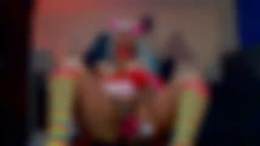 Ich lade sie ein, etwas leckeres und heißes zu sehen.