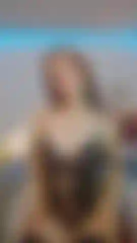 . Meine süßen titten wollen mit dir spielen.