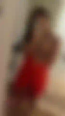 Wir kommen von unserem ersten date zurück, ich konnte deinen schwanz durch deine hose pochen sehen und es machte mich so geil zu wissen, dass du mich in diesem kleid ficken wolltest … also als ich nach hause komme, denke ich mir fuck it und schicke dir dieses kleine video. Was passiert als nächstes?