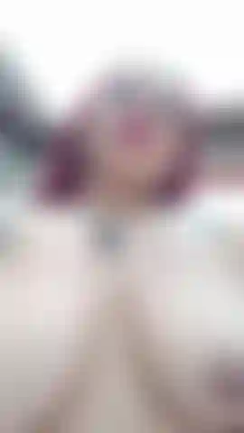 Drücke und hüpfe mit meinen brüsten aus der pov-perspektive über dein gesicht.