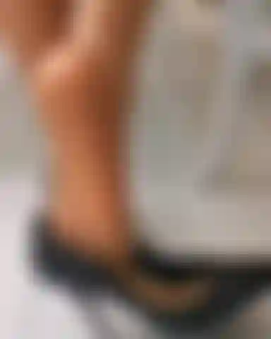 Schuhspiel in strumpfhosen.