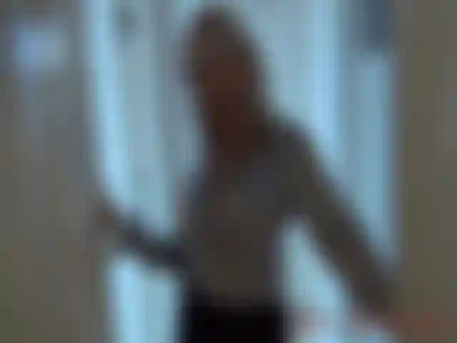 Immobilienmaklerin christie in satinbluse.