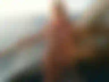 Die sich auf unserem kreuzfahrtschiff-balkon mit einem rosa dildo bespielt, während sie vom buffet beobachtet wird!!