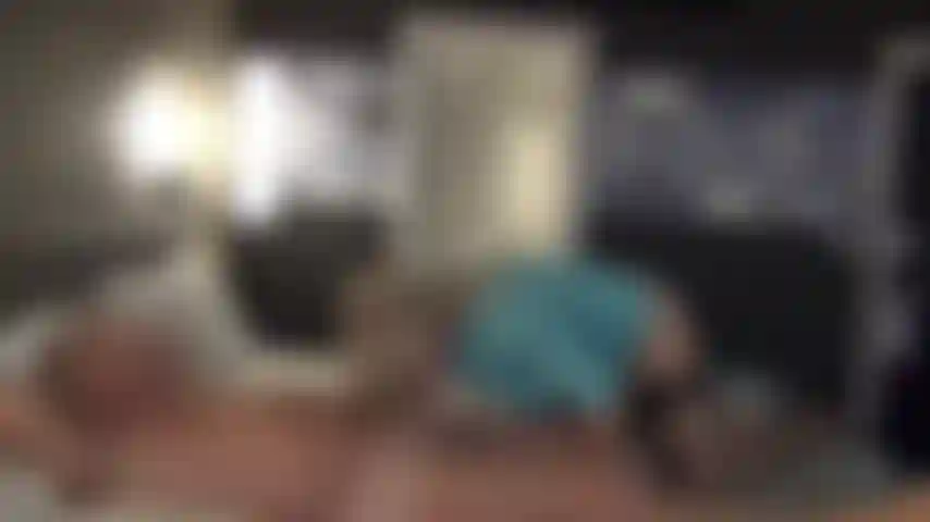 Stewardess christie gibt dem passagier einen tollen kopf und bekommt ihre muschi geleckt.